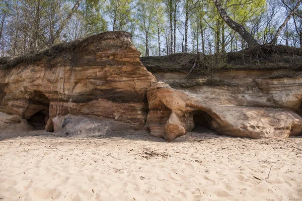 Limestone beach at the Baltic Sea, Latvia with beautiful sand pattern and vivid red and orange color - Veczemju Klintis — Stock Photo, Image