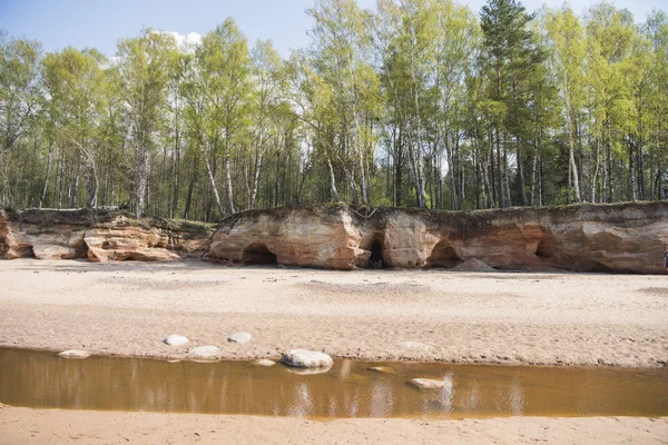 Известняковый пляж в Балтийском море, Латвия с красивым песком и ярко-красным и оранжевым цветом - Veczemju Klintis — стоковое фото