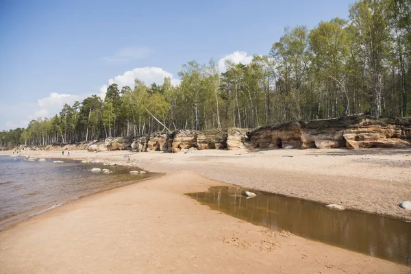 Mészkő strand a Balti-tengeren, Lettország, gyönyörű homokmintás és élénk piros és narancssárga színű-Veczemju Klintis — Stock Fotó