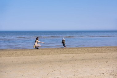 Deniz kıyısı hattı. Baltık denizinde güneşli bahar günü