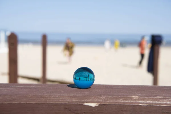 Boule de verre à la plage. Journée ensoleillée d'été . — Photo