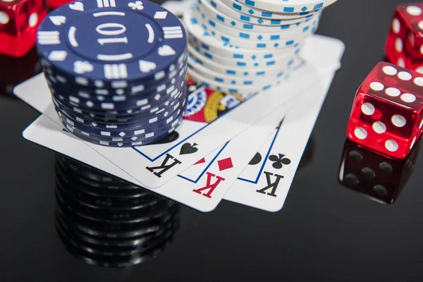 Abstraktní fotka z kasina. Poker hra na červeném pozadí. Téma hazardních her. — Stock fotografie