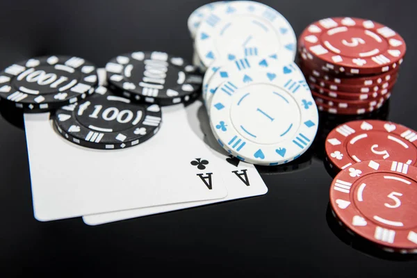 Abstraktní fotka z kasina. Poker hra na červeném pozadí. Téma hazardních her. — Stock fotografie