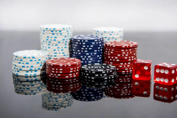 Casino foto abstrata. Jogo de poker em fundo vermelho. Tema do jogo. — Fotografia de Stock