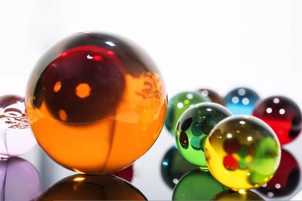 透明なガラスのボールと木製の文字を持つ抽象的な構成. — ストック写真