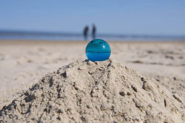 Boule de verre à la plage. Journée ensoleillée d'été . — Photo