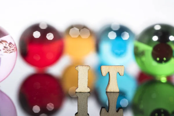 Composición abstracta con bolas de vidrio transparente y letras de madera . — Foto de Stock