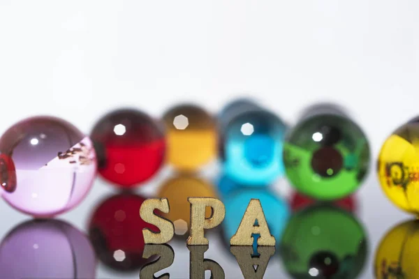 Фонове фото Spa зі скляними кристалами та дерев'яними буквами — стокове фото