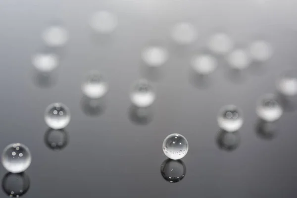 Abstrakt foto med små glas bollar på transparent bakgrund. — Stockfoto