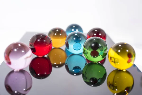 Маленькие стеклянные шарики в абстрактной макрокомпозиции . — стоковое фото