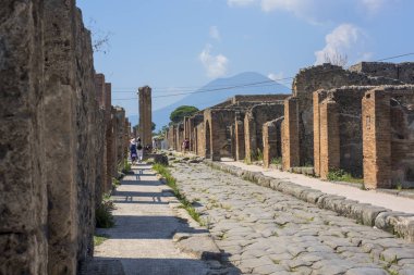 Pompeii harabelerinde eski arnavut kaldırımlı bir sokak, İtalya, 2019.
