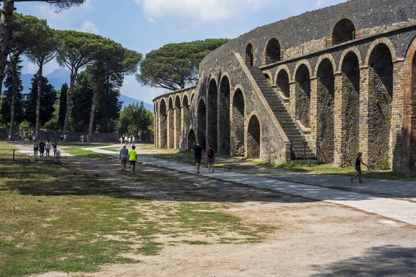 Una antigua calle empedrada en las ruinas de Pompeya, Italia, 2019 . — Foto de Stock
