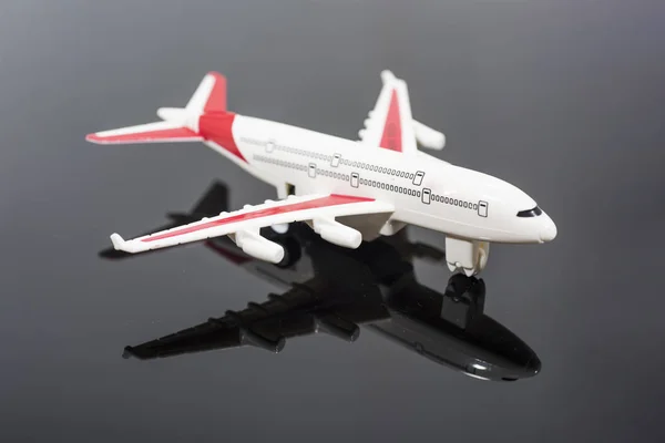 Modelo plano, avión aislado en espejo negro . — Foto de Stock