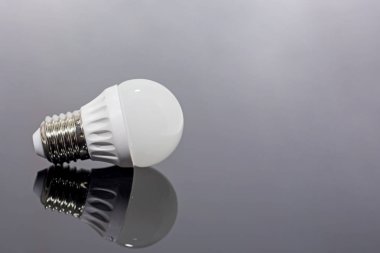 Koyu renkli ayna arka planda modern Led lamba.