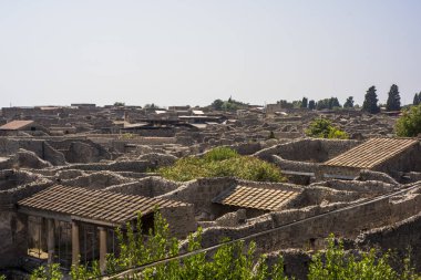 Pompeii harabelerinde eski arnavut kaldırımlı bir sokak, İtalya, 2019.