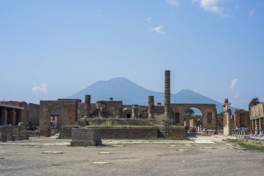 Pompeii harabelerinde eski arnavut kaldırımlı bir sokak, İtalya, 2019.