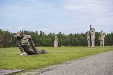 Salaspils, Letonya - 19 Haziran 2019: Salaspils Memorial Ensemble'daki anıtlar. Anıt Letonya'da Salaspils toplama kampının eski yerinde yer almaktadır