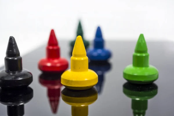 Figuras coloridas del juego en tablero negro del espejo . — Foto de Stock