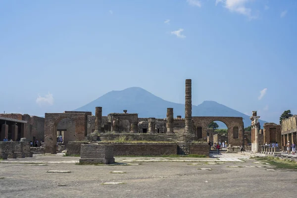 Una antigua calle empedrada en las ruinas de Pompeya, Italia, 2019 . — Foto de Stock