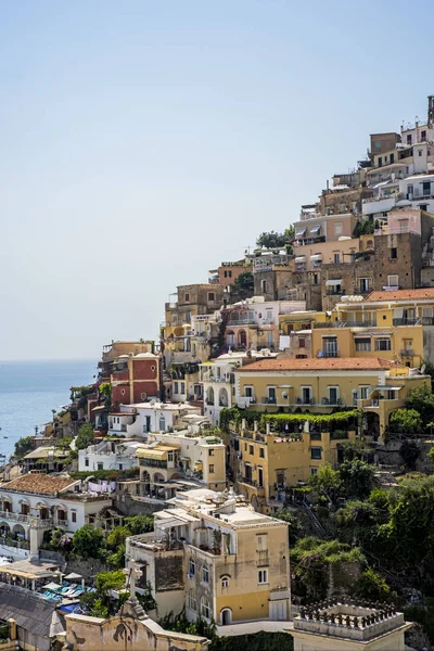 Panorama de Positano con casas subiendo la colina, Campania, Italia — Foto de Stock