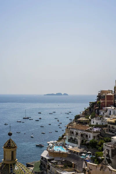 Panorama de Positano con casas subiendo la colina, Campania, Italia — Foto de Stock