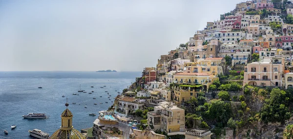 Panorama över Positano med hus som klättrar uppför den backen, Kampanien, Italien — Stockfoto