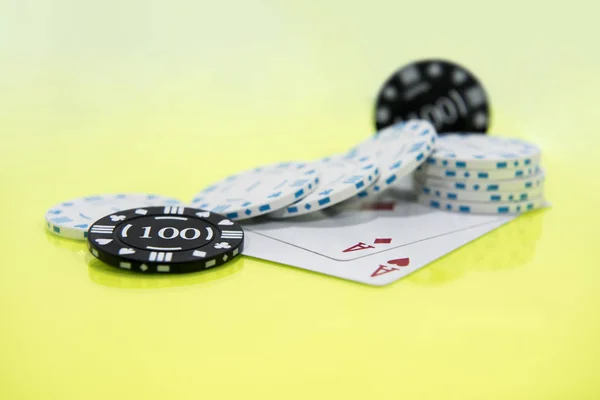 Tarjetas y fichas en la mesa del casino verde y amarillo. Resumen casino juego foto . — Foto de Stock