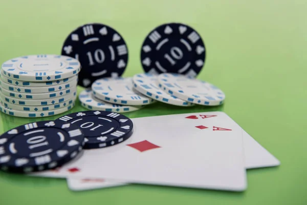 Karty a chipsy na zeleném a žlutém stole v kasinu. Hra abstrakt Casino. — Stock fotografie
