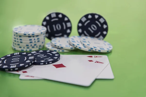 Carte e patatine sul tavolo da casinò verde e giallo. Abstract casino gioco d'azzardo foto . — Foto Stock
