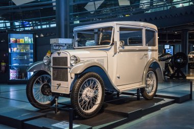 Retro otomobil koleksiyonu. Riga motor Müzesi. Mayıs, 2019. Riga, Letonya