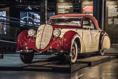 Retro otomobil koleksiyonu. Riga motor Müzesi. Mayıs, 2019. Riga, Letonya