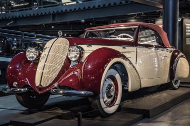 Retro otomobil koleksiyonu. Riga motor Müzesi. Mayıs, 2019. Riga, Letonya