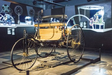 Retro otomobil koleksiyonu. Riga motor Müzesi. Mayıs, 2019. Riga, Letonya