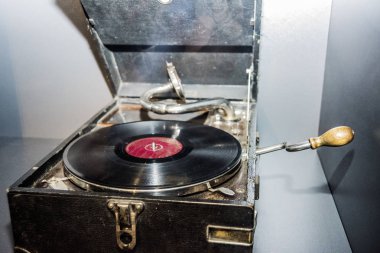 Turntable vinil plak oyuncusu. Siyah vinil rekor. Vintage Vinil plak oyuncusu. Vinil kayıtta iğne