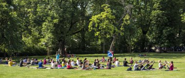 Şehir parkında çim üzerinde yoga. Prag 2019 Haziran 16