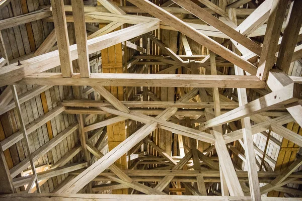 Dřevěné trámy, podkroví, dřevěná střecha staré budovy. — Stock fotografie