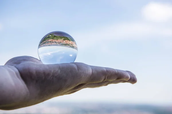 Панорамный вид на Прагу через стеклянный шар. Абстрактное фото города . — стоковое фото