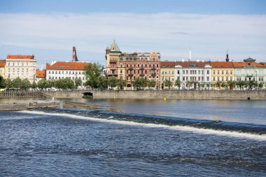 Vltava nehrinin güneşli manzarası ve Charles Köprüsü 'nden nehir kıyısı. Prag Nehri Barajı.