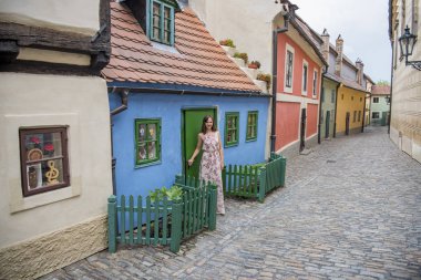 Cobblestone sokak ve renkli 16 yüzyıl evler altın Lane kale duvarları içinde Prag Çek Cumhuriyeti olarak bilinen zanaatkarlar