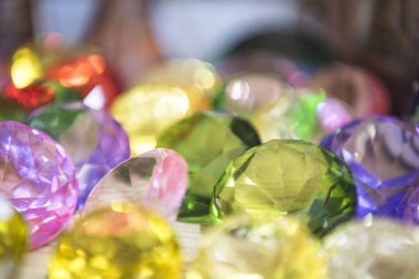 Birçok farklı doğal değerli taşlar koleksiyonu. Mücevher soyut fotoğraf.