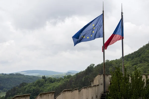 유럽 연합(EU) 국기, 배경에 극적인 흐린 하늘에. — 스톡 사진