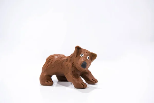 Kunstwerke aus Knetmasse. Handgemachter Bär. — Stockfoto