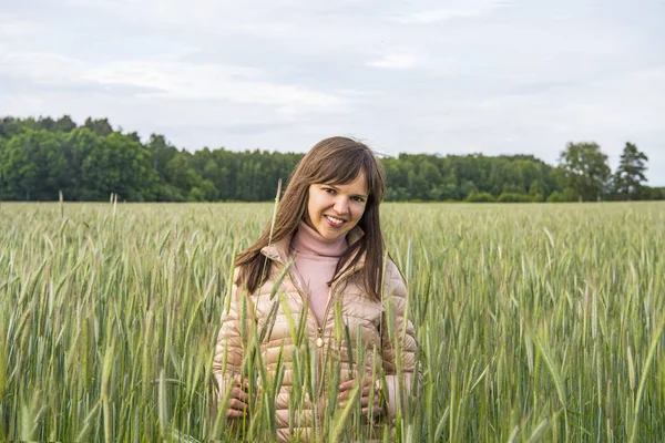 Wanita di lapangan. Indah brunette dalam bidang gandum . — Stok Foto