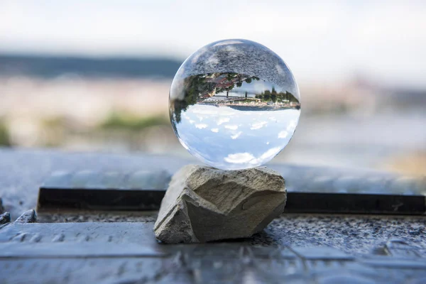 Vedere panoramică a Pragăi prin mingea de sticlă. Abstract city view photo . — Fotografie, imagine de stoc