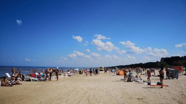 28 Temmuz 2019. Beach in Vecaki, Letonya. Sıcak güneşli yaz günü + 32c. Sahilde ambulans.