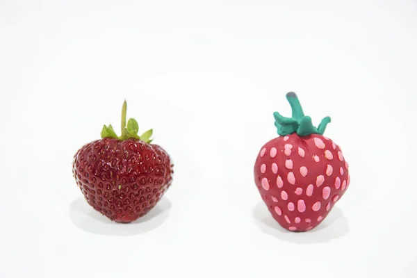 Comparaison de deux fraises - réel et faux . — Photo