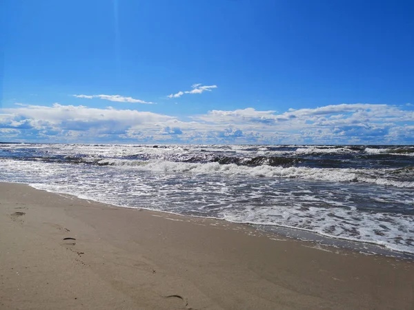 Ветреное Балтийское море. Солнечный летний день. Балтийское море. — стоковое фото