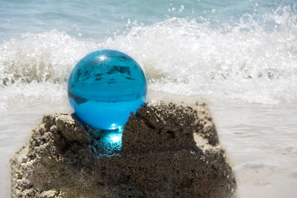 Boule de verre à la plage. Journée ensoleillée d'été . — Photo