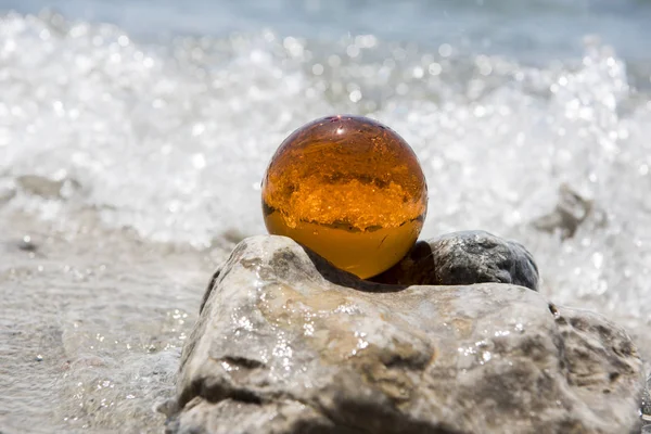 Glass sphere at the beach. Sunny summer day. Abstract photo of summer vacation days. — Stock Photo, Image