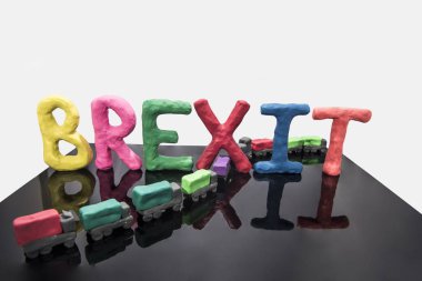 Brexit sonrası mal ithalatısoyut fotoğraf. Plastikten yapılmış kamyon hattı